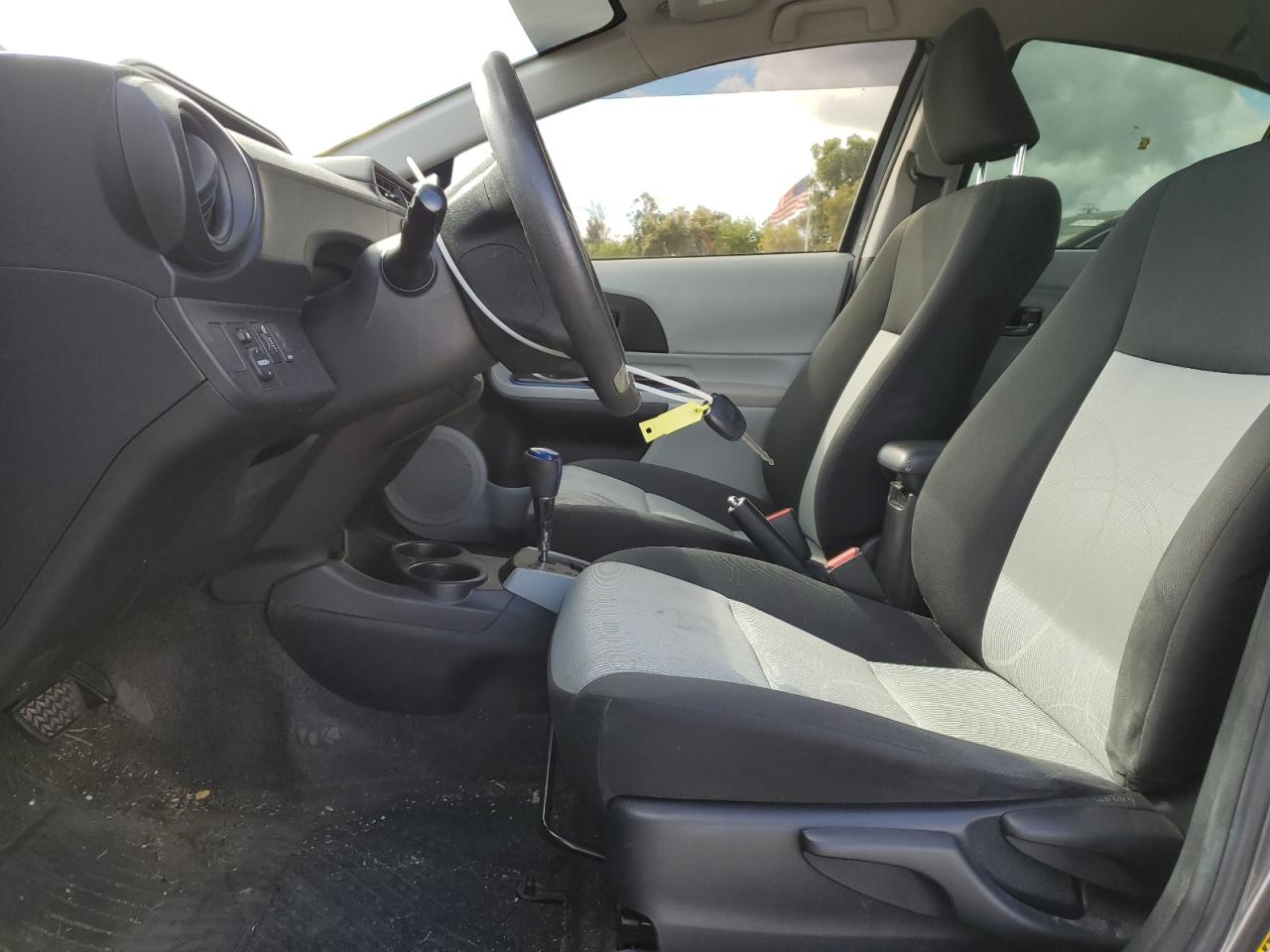 2013 Toyota Prius C VIN: JTDKDTB3XD1051320 Lot: 84704955