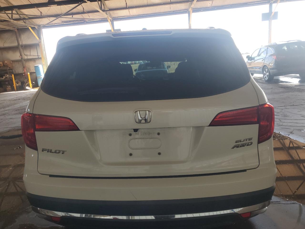 2018 Honda Pilot Elite VIN: 5FNYF6H00JB055981 Lot: 83758655
