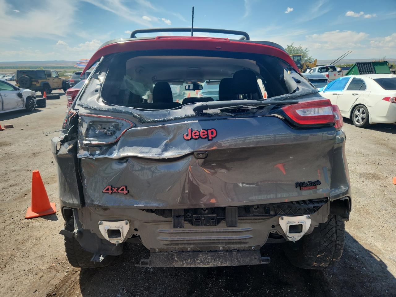 2018 Jeep Cherokee Latitude VIN: 1C4PJLCBXJD589000 Lot: 71270375