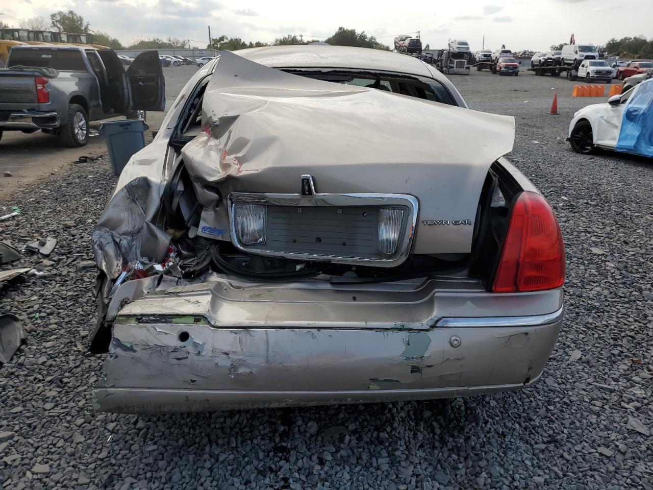 2003 Lincoln Town Car Executive VIN: 1LNHM81W63Y681498 Lot: 83859535