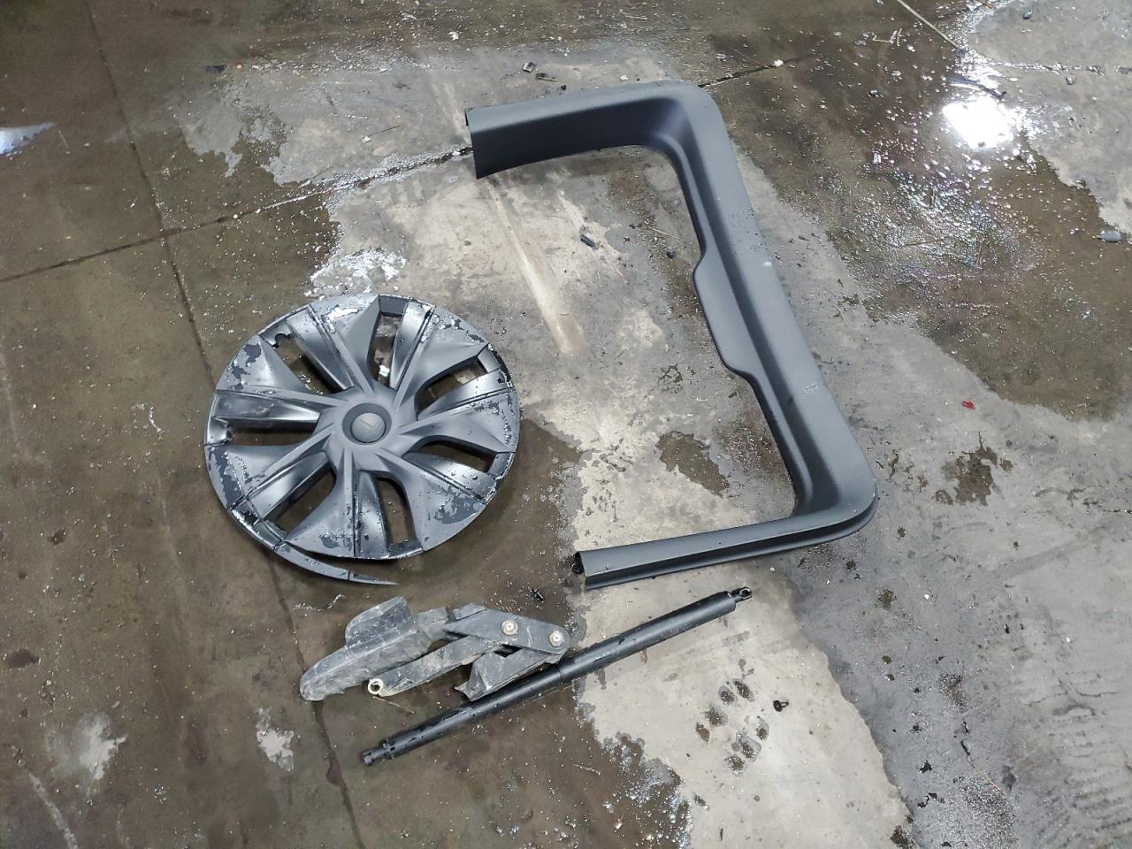 2024 Tesla Model Y VIN: 7SAYGDEEXRF155635 Lot: 83851395