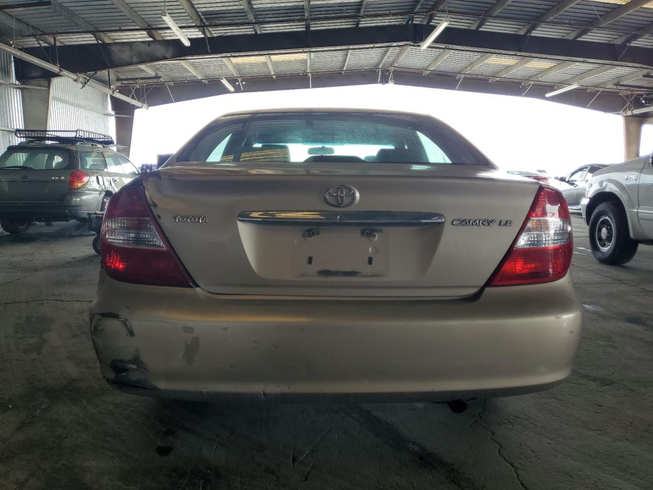 2002 Toyota Camry Le VIN: 4T1BE32K32U005811 Lot: 70229945