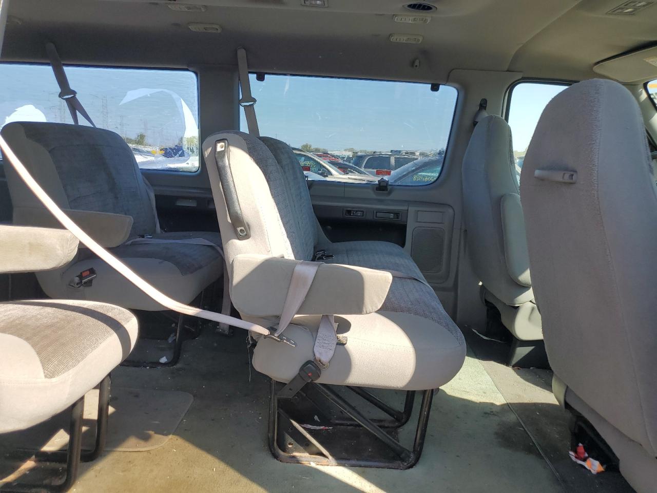 2000 Ford Econoline E350 Super Duty Wagon VIN: 1FBSS31L1YHB41433 Lot: 81772865
