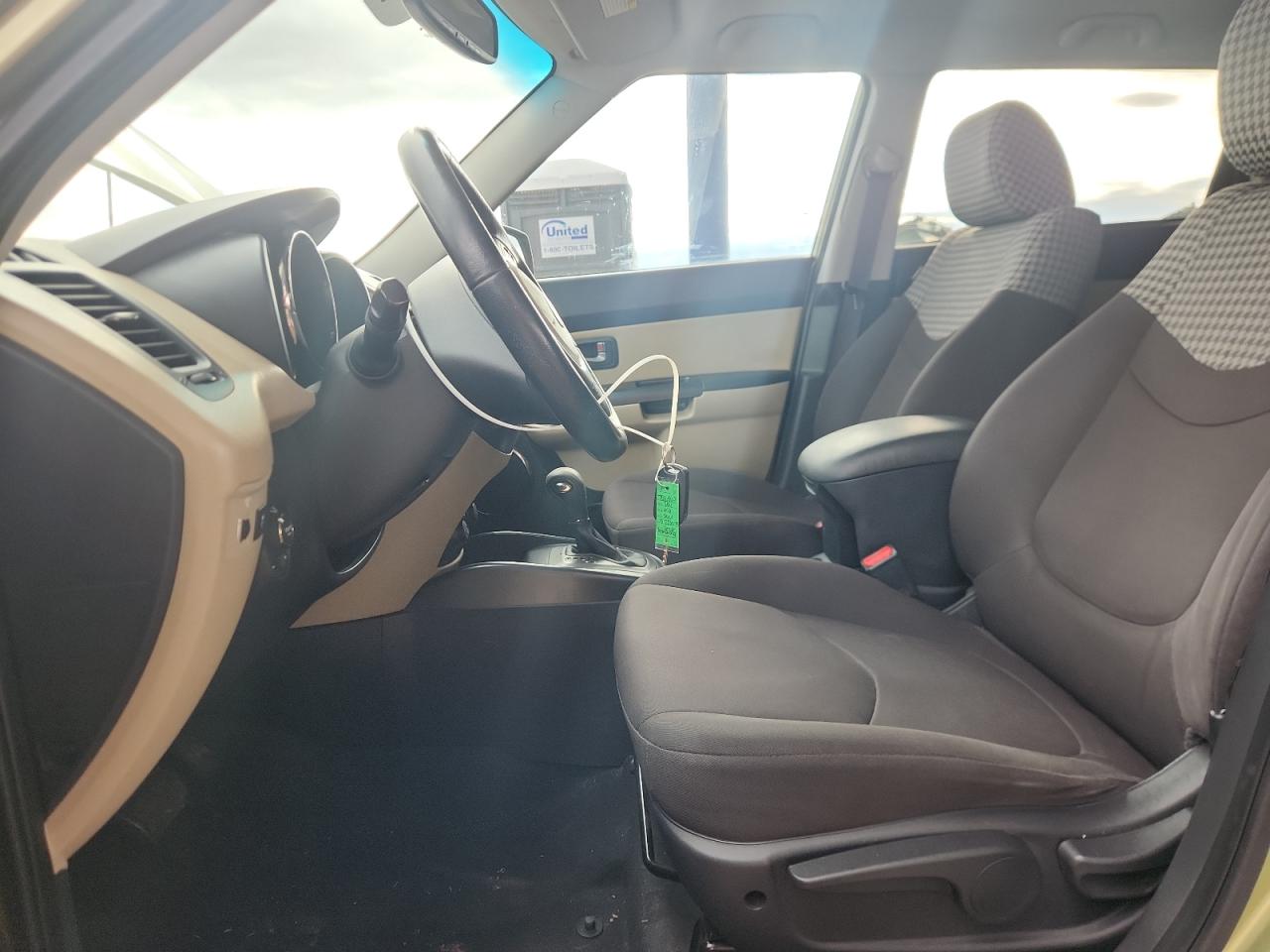 2011 Kia Soul + VIN: KNDJT2A24B7233073 Lot: 81406675