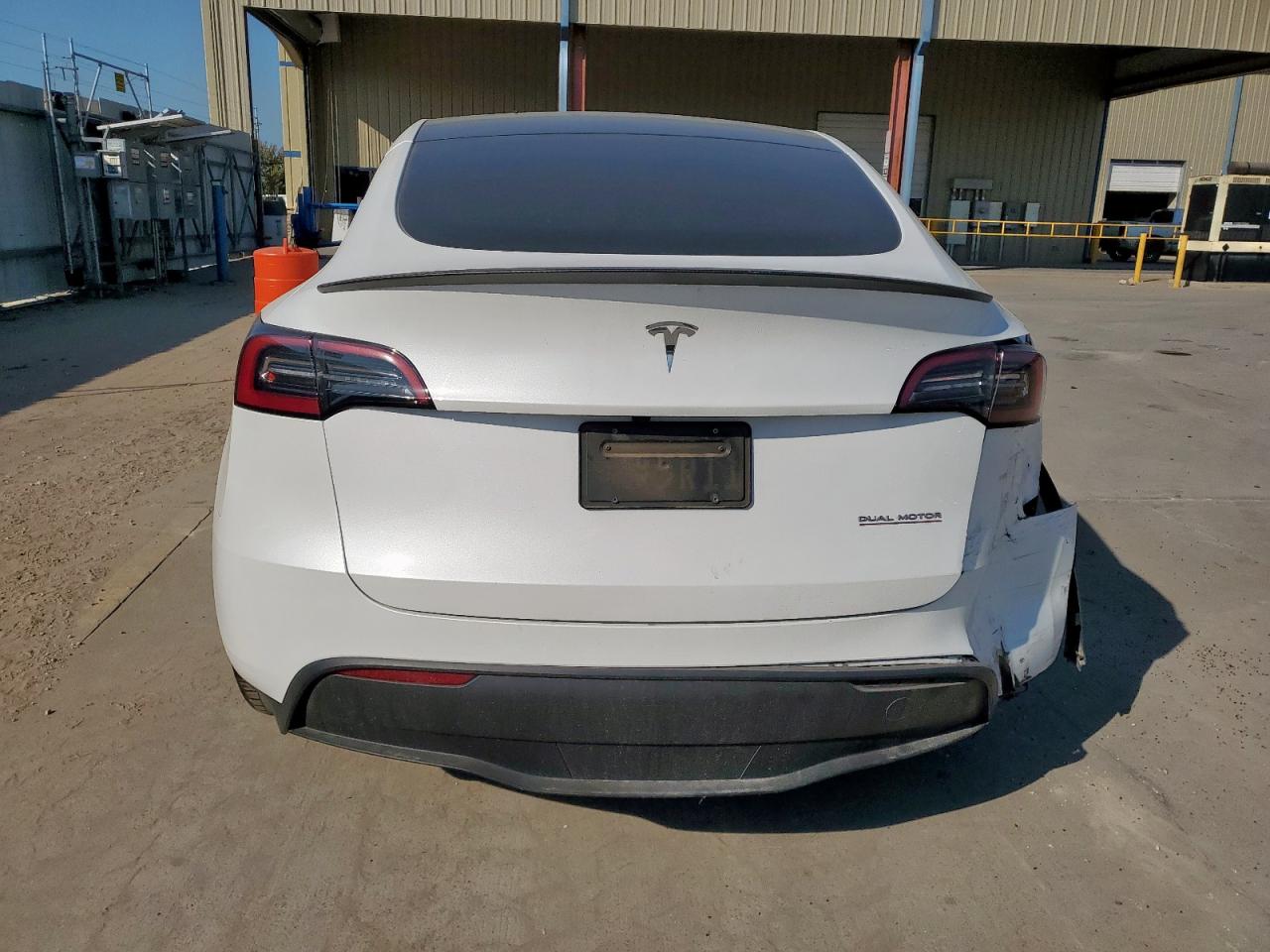 2023 Tesla Model Y VIN: 7SAYGDEF0PF811881 Lot: 80493645