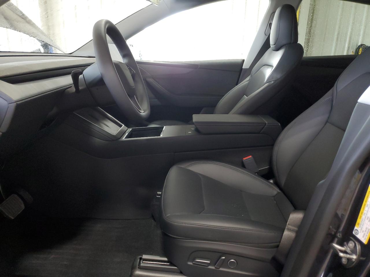 2026 Tesla Model Y VIN: 7SAYGDEE2TA384993 Lot: 84290125