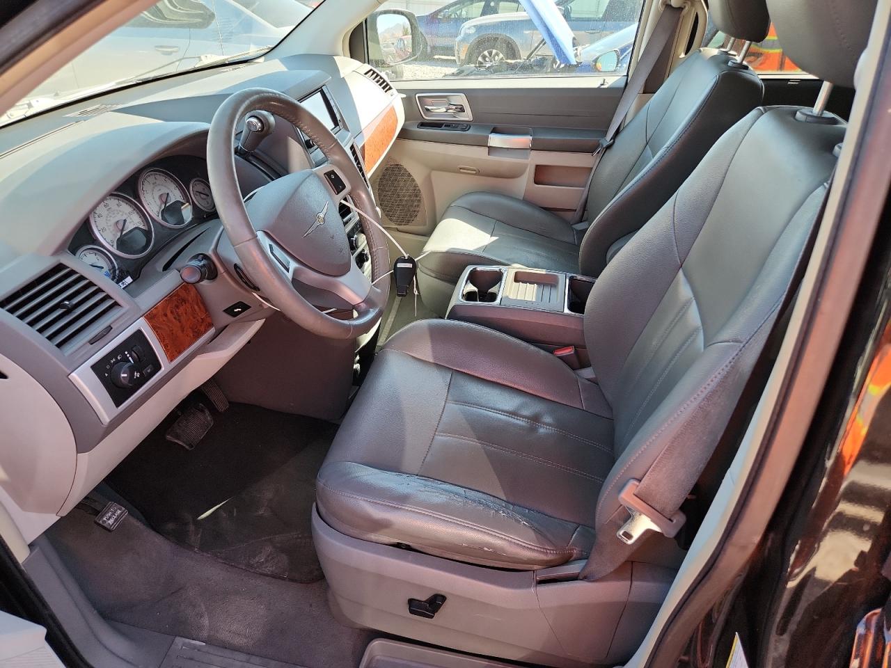 2008 Chrysler Town & Country Touring VIN: 2A8HR54P38R833881 Lot: 81740615