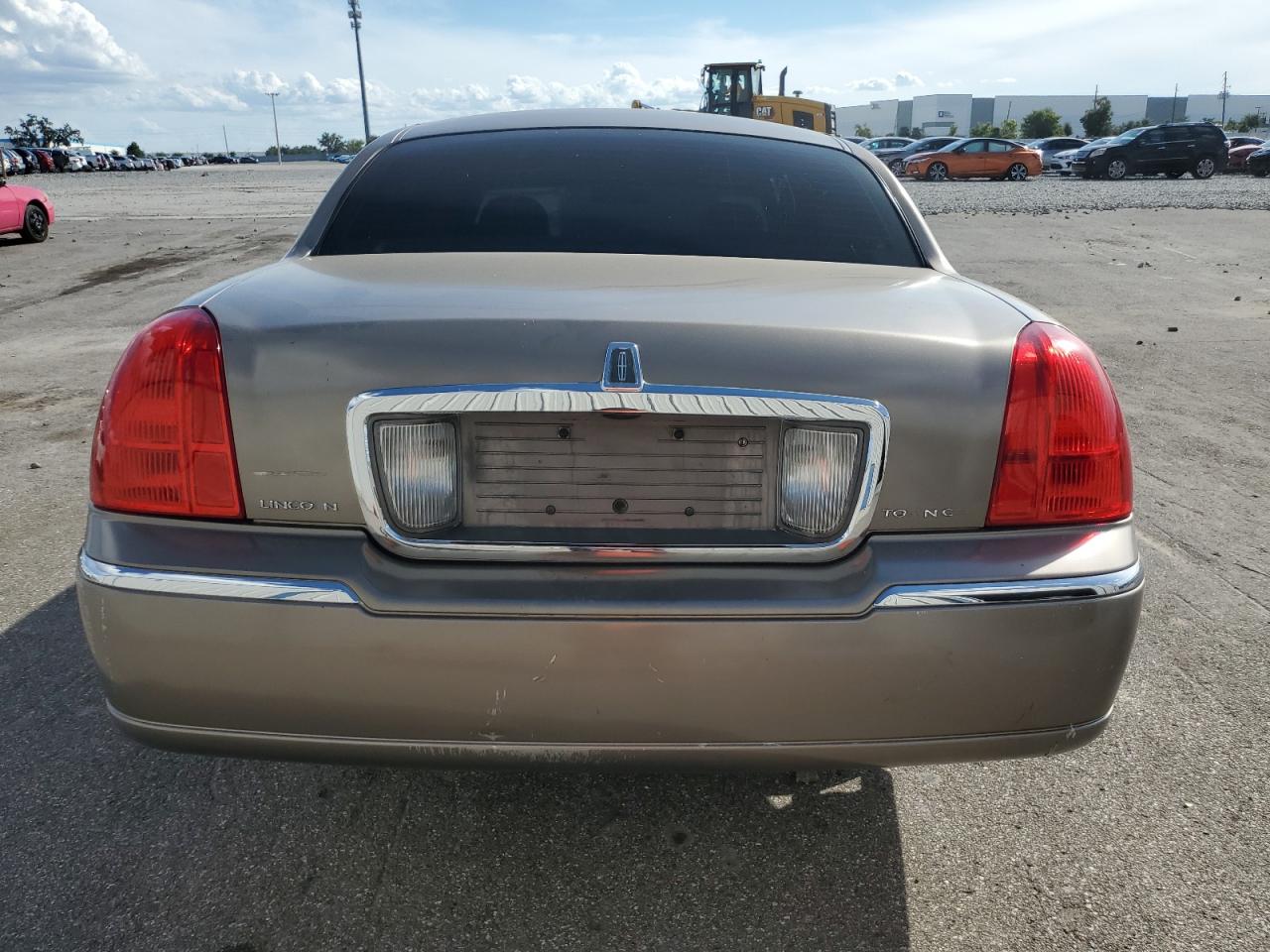2008 Lincoln Town Car Signature Limited VIN: 2LNHM82W38X657360 Lot: 81413475