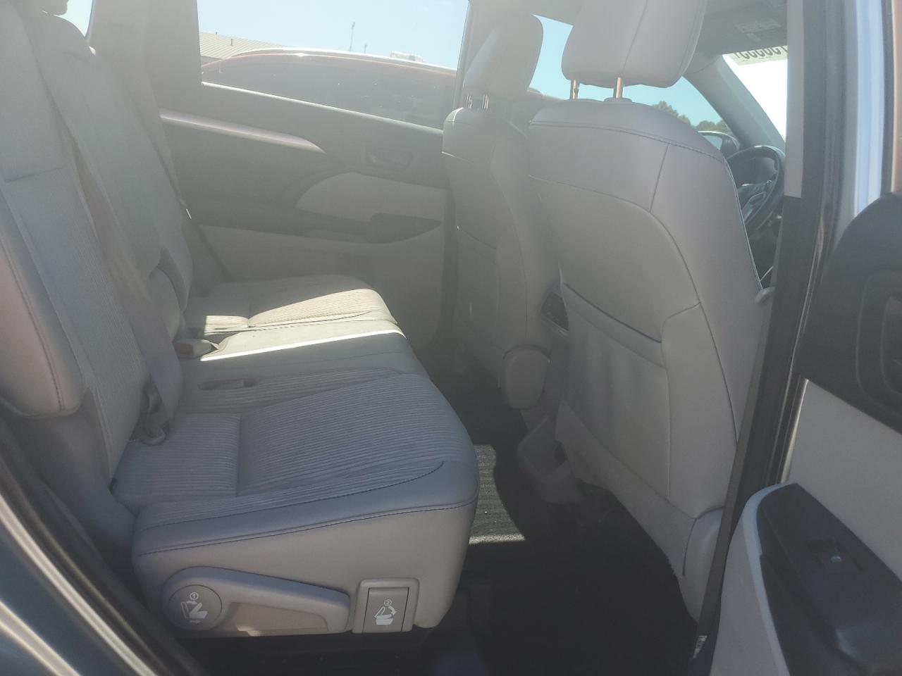 2018 Toyota Highlander Le VIN: 5TDZZRFH3JS279361 Lot: 71738335