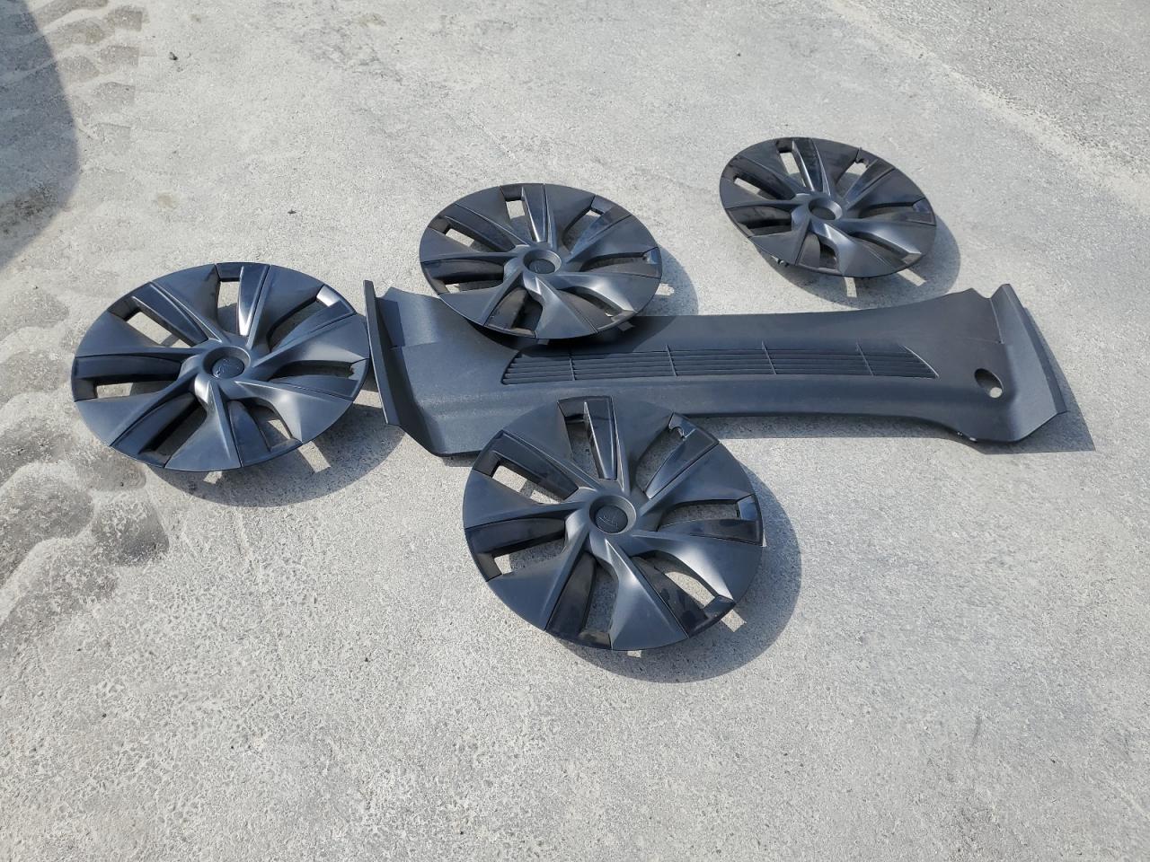 2025 Tesla Model Y VIN: 7SAYGAEE0SF245316 Lot: 81234375