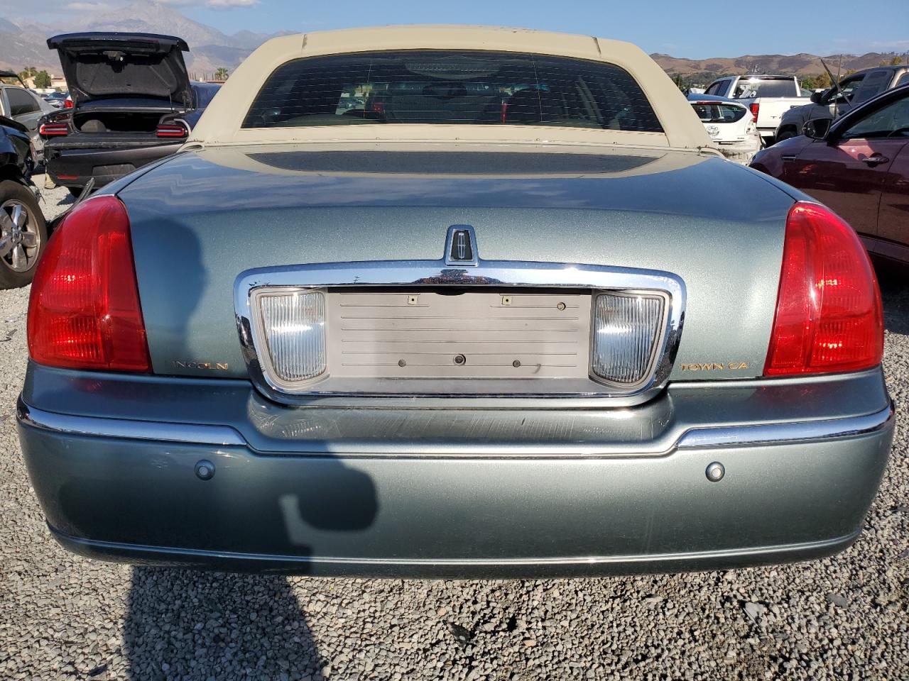 2004 Lincoln Town Car Executive VIN: 1LNHM81W64Y657042 Lot: 82072875