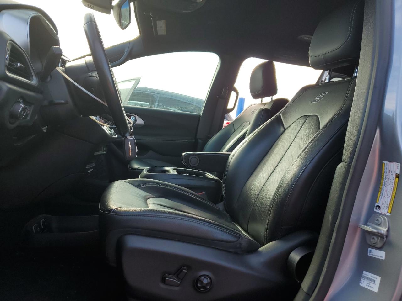 2020 Chrysler Pacifica Hybrid Touring L VIN: 2C4RC1L71LR242402 Lot: 70153835