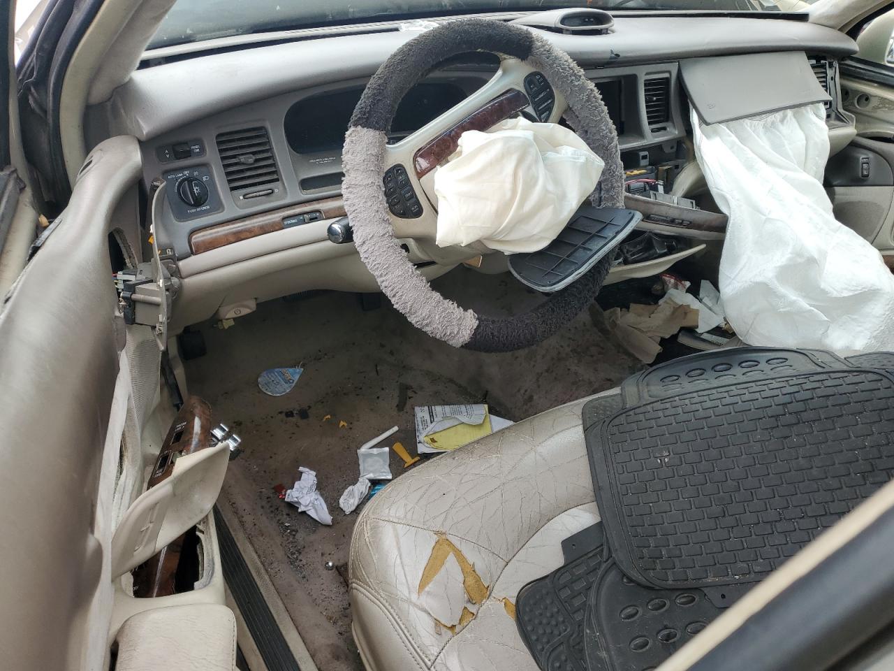 1996 Lincoln Town Car Signature VIN: 1LNLM82W4TY607103 Lot: 81811565