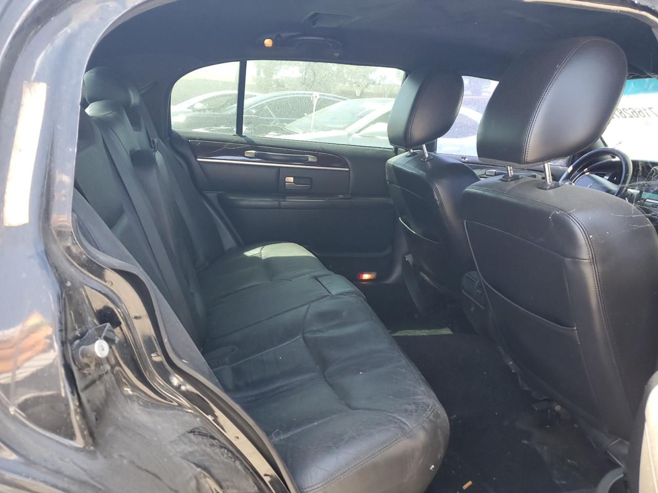 2011 Lincoln Town Car Executive L VIN: 2LNBL8EV0BX762344 Lot: 71662875