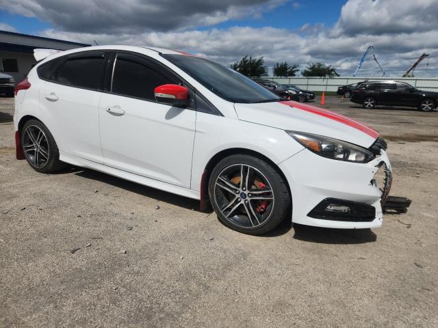  FORD FOCUS 2016 Белы