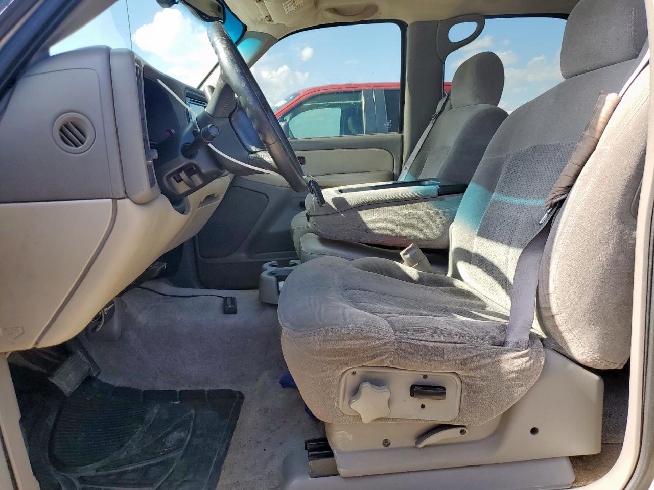 2001 Chevrolet Tahoe C1500 VIN: 1GNEC13T61R122813 Lot: 81252855