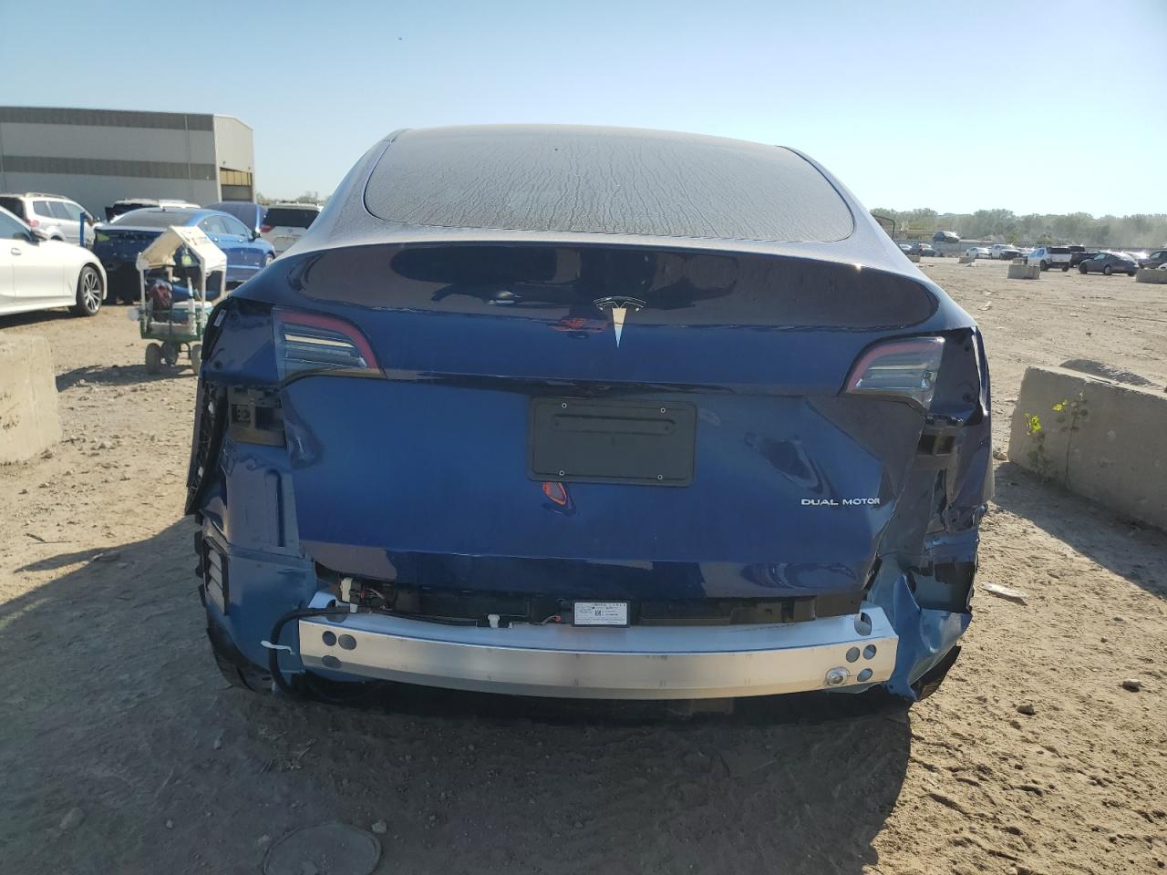 2024 Tesla Model Y VIN: 7SAYGDEE5RA266395 Lot: 84393875