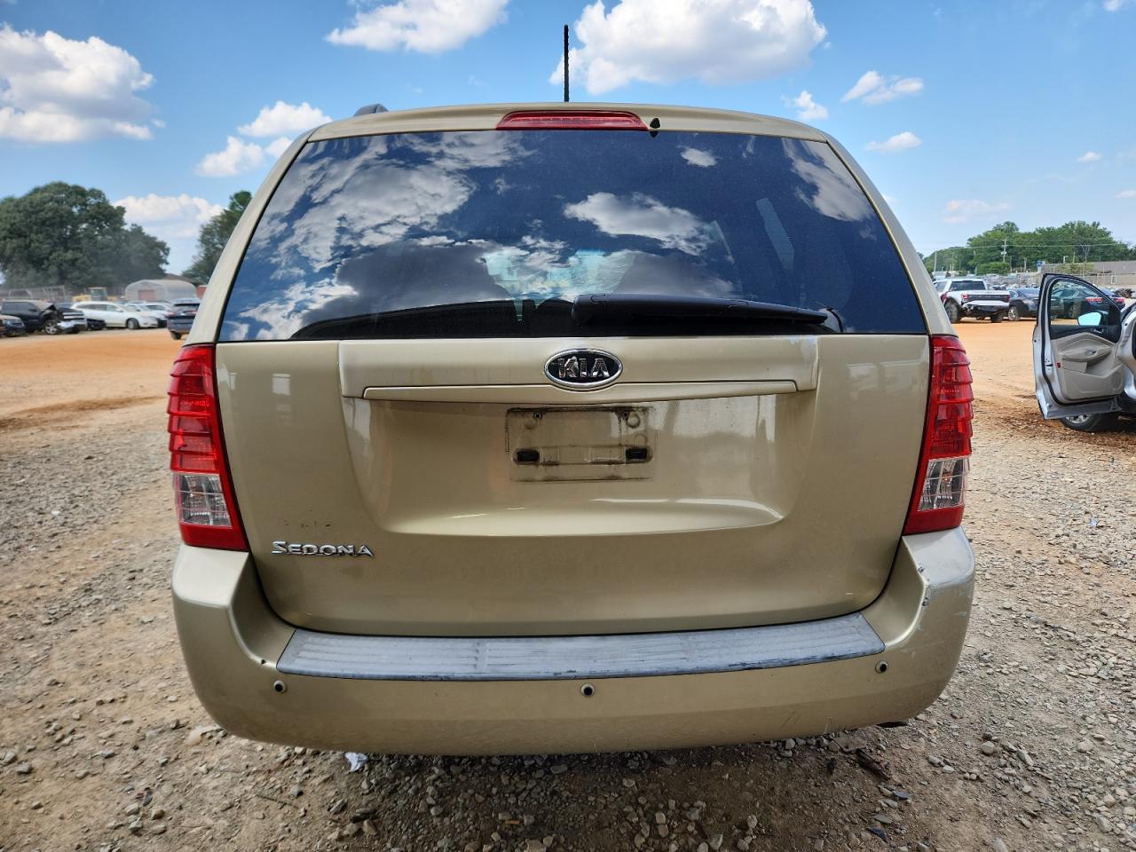 2011 Kia Sedona Lx VIN: KNDMG4C72B6372310 Lot: 80749565