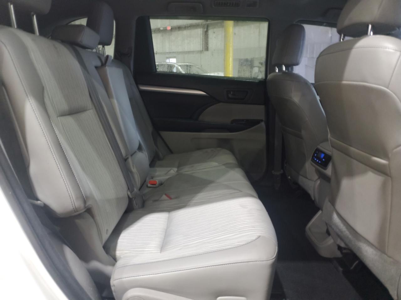 2015 Toyota Highlander Le VIN: 5TDBKRFH4FS197085 Lot: 70947085