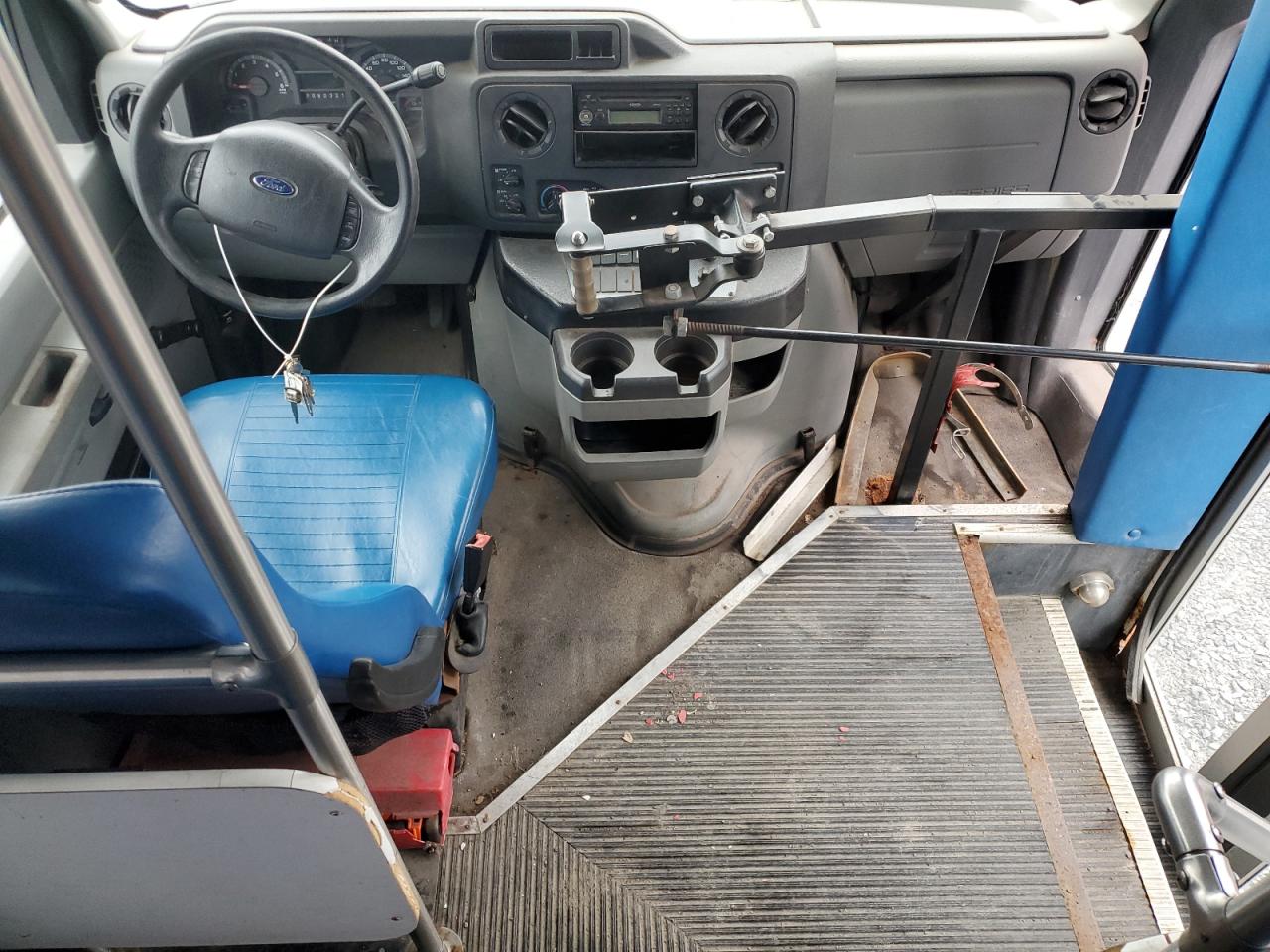 2009 Ford Econoline E450 Super Duty Cutaway Van VIN: 1FDFE45S09DA73531 Lot: 83851005
