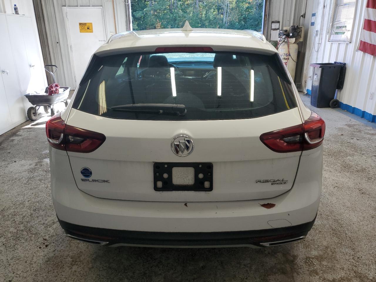 2018 Buick Regal Tourx Essence VIN: W04GV8SX0J1077739 Lot: 83805895