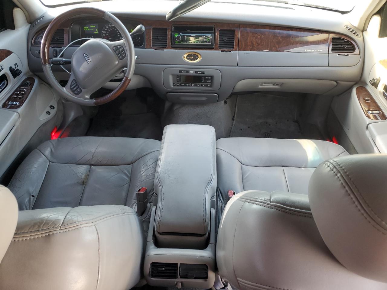 2002 Lincoln Town Car Cartier VIN: 1LNHM83W42Y645451 Lot: 81335435