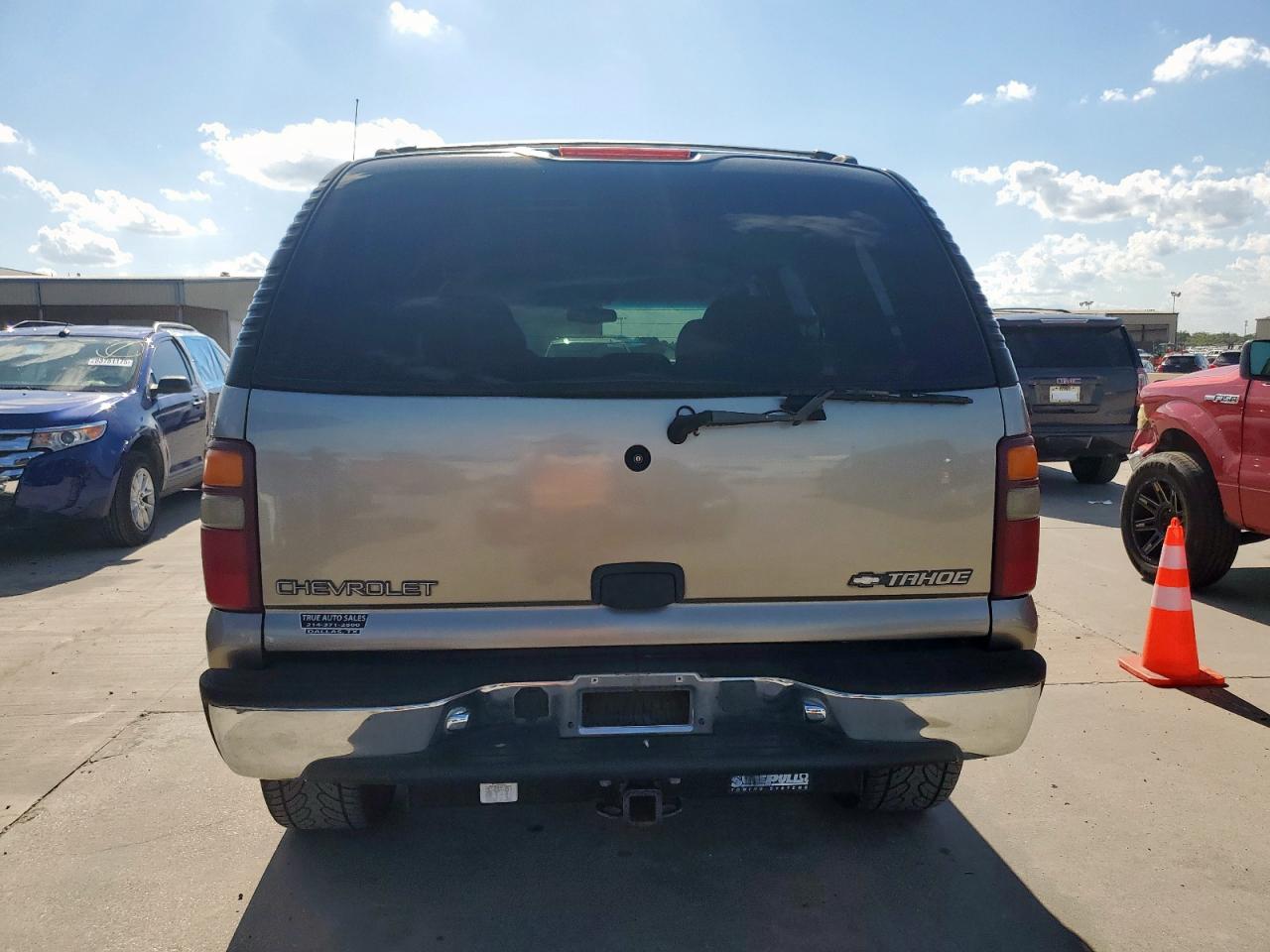 2001 Chevrolet Tahoe C1500 VIN: 1GNEC13T61R122813 Lot: 81252855