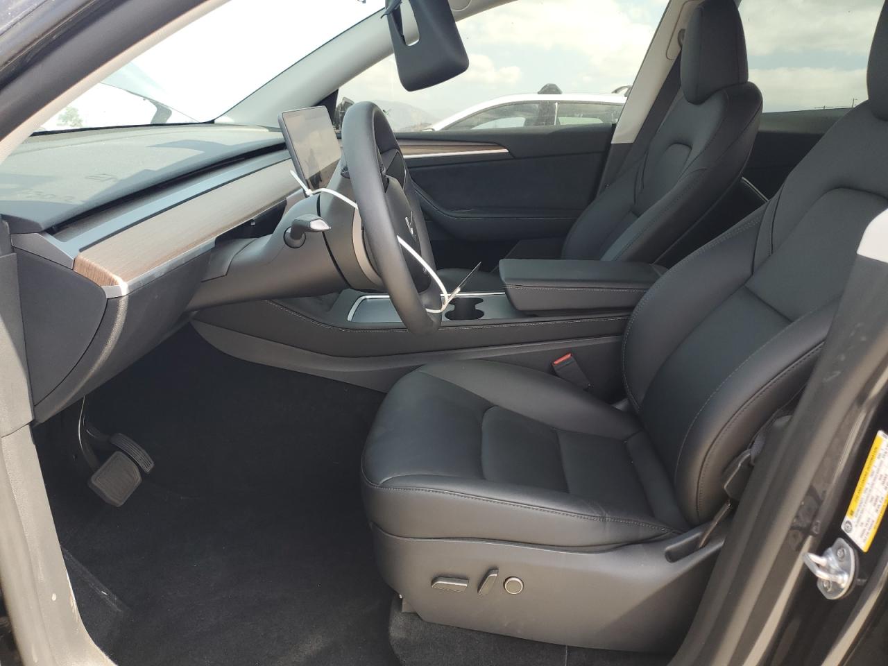 2025 Tesla Model Y VIN: 7SAYGDED1SF320663 Lot: 82079035