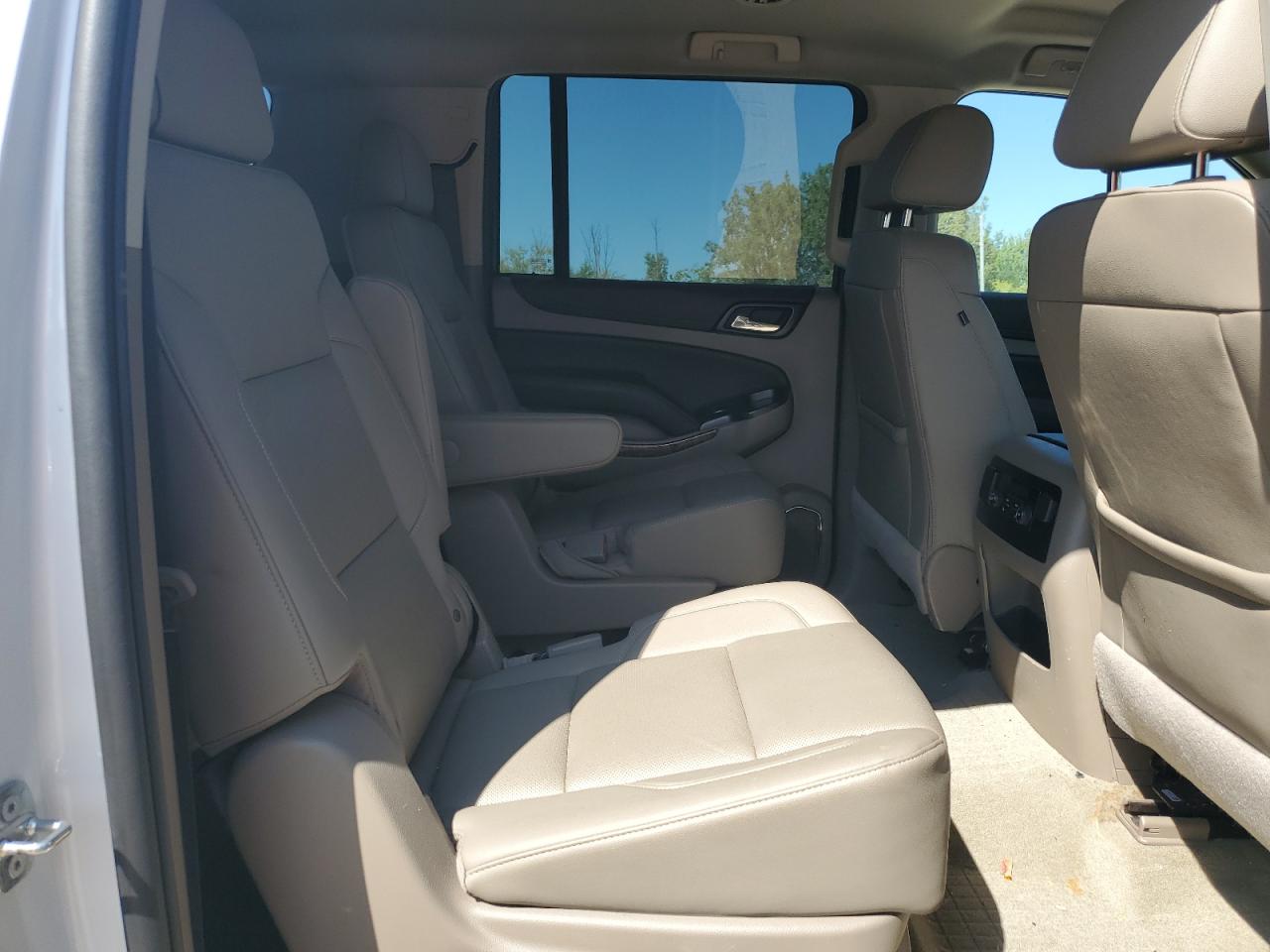 2018 Chevrolet Suburban C1500 Premier VIN: 1GNSCJKC2JR394683 Lot: 81218065