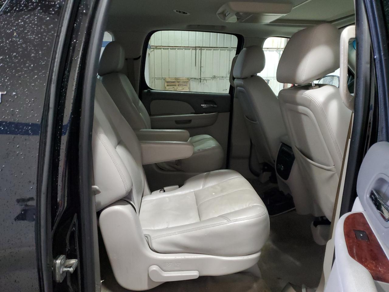 2014 Chevrolet Suburban K1500 Lt VIN: 1GNSKJE79ER136698 Lot: 81097775