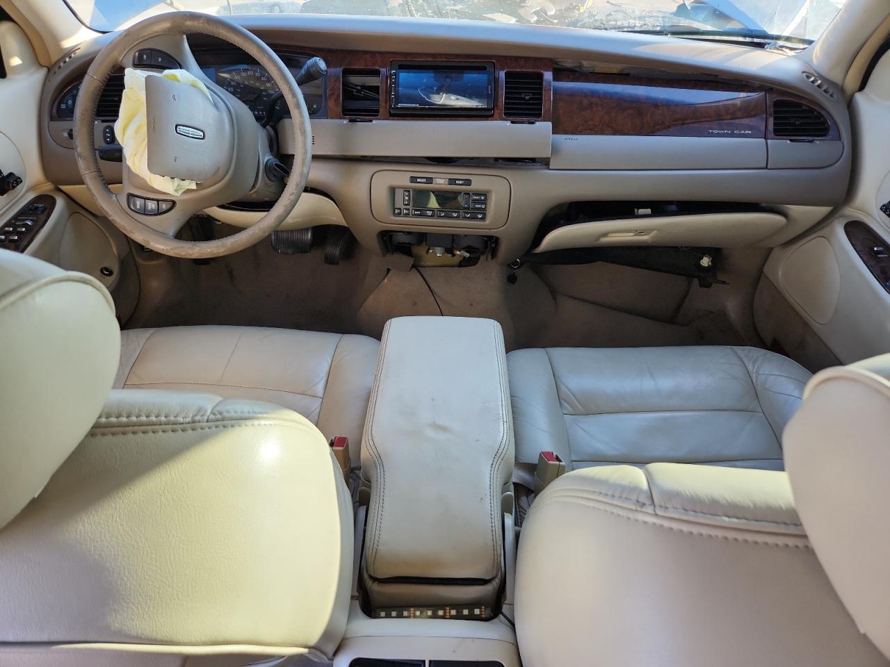 2002 Lincoln Town Car Executive VIN: 1LNHM81W22Y658492 Lot: 83829205