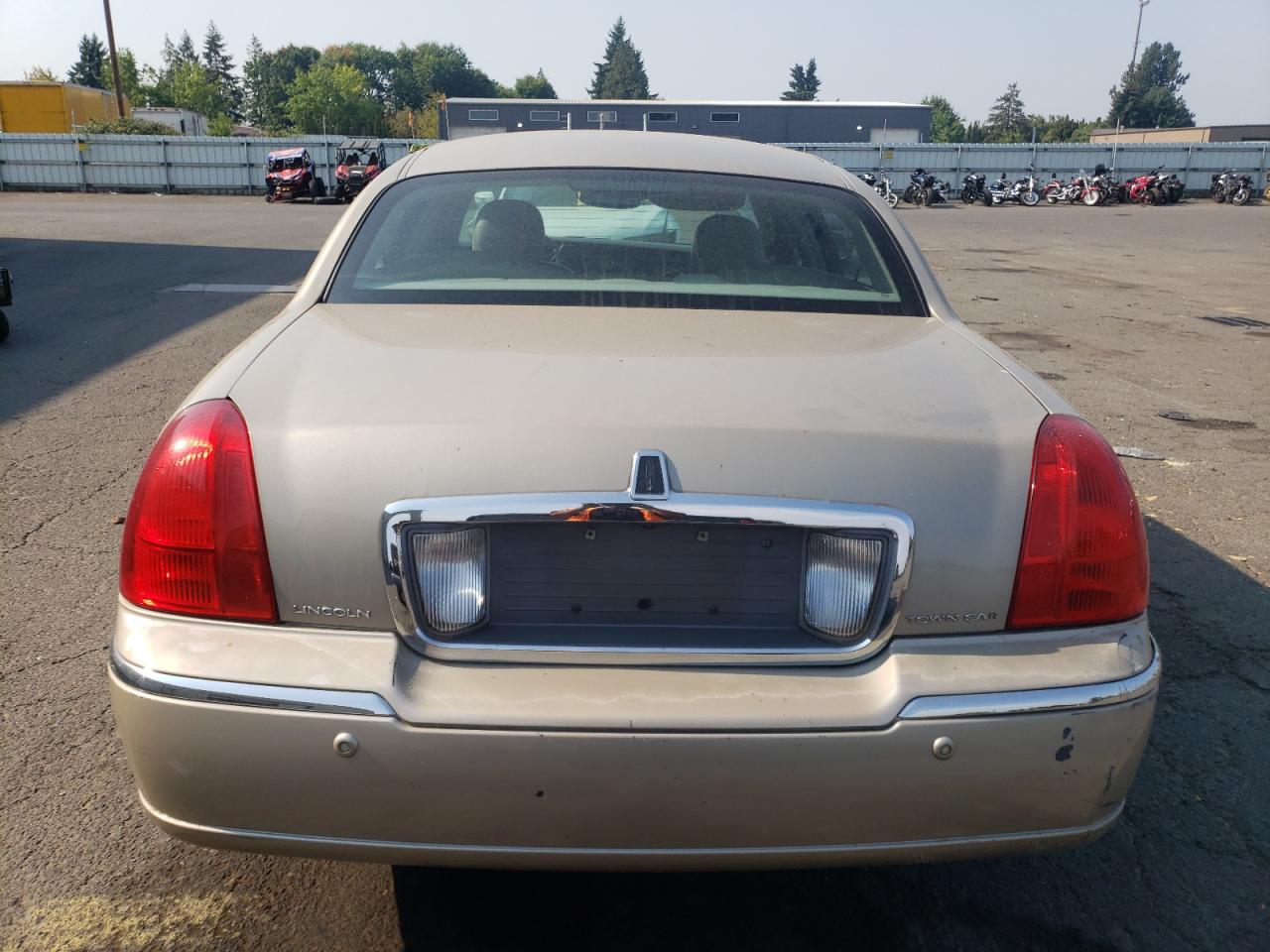 2005 Lincoln Town Car Signature Limited VIN: 1LNHM82WX5Y633925 Lot: 71218895