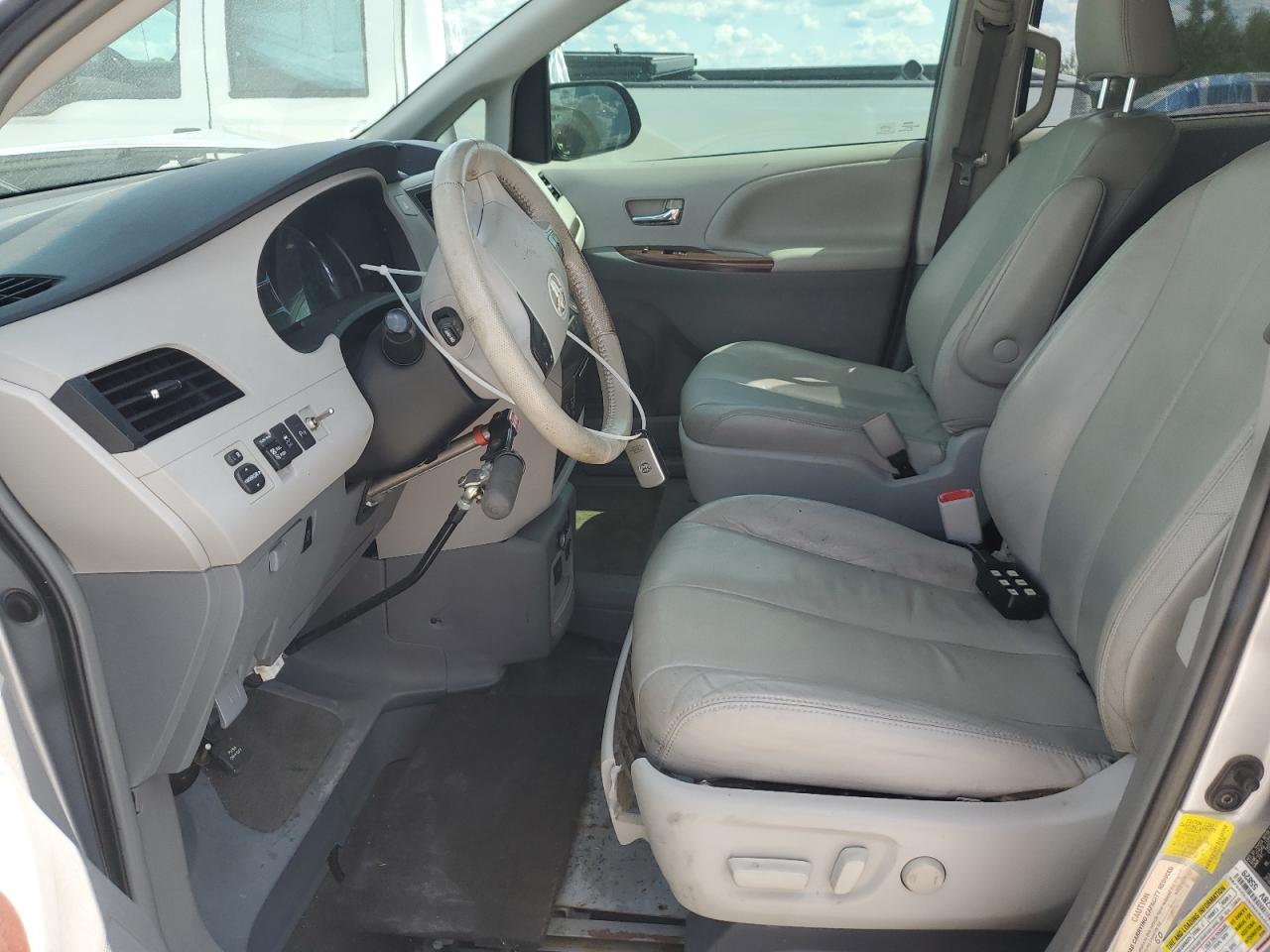 2012 Toyota Sienna Xle VIN: 5TDYK3DC6CS235796 Lot: 70565525