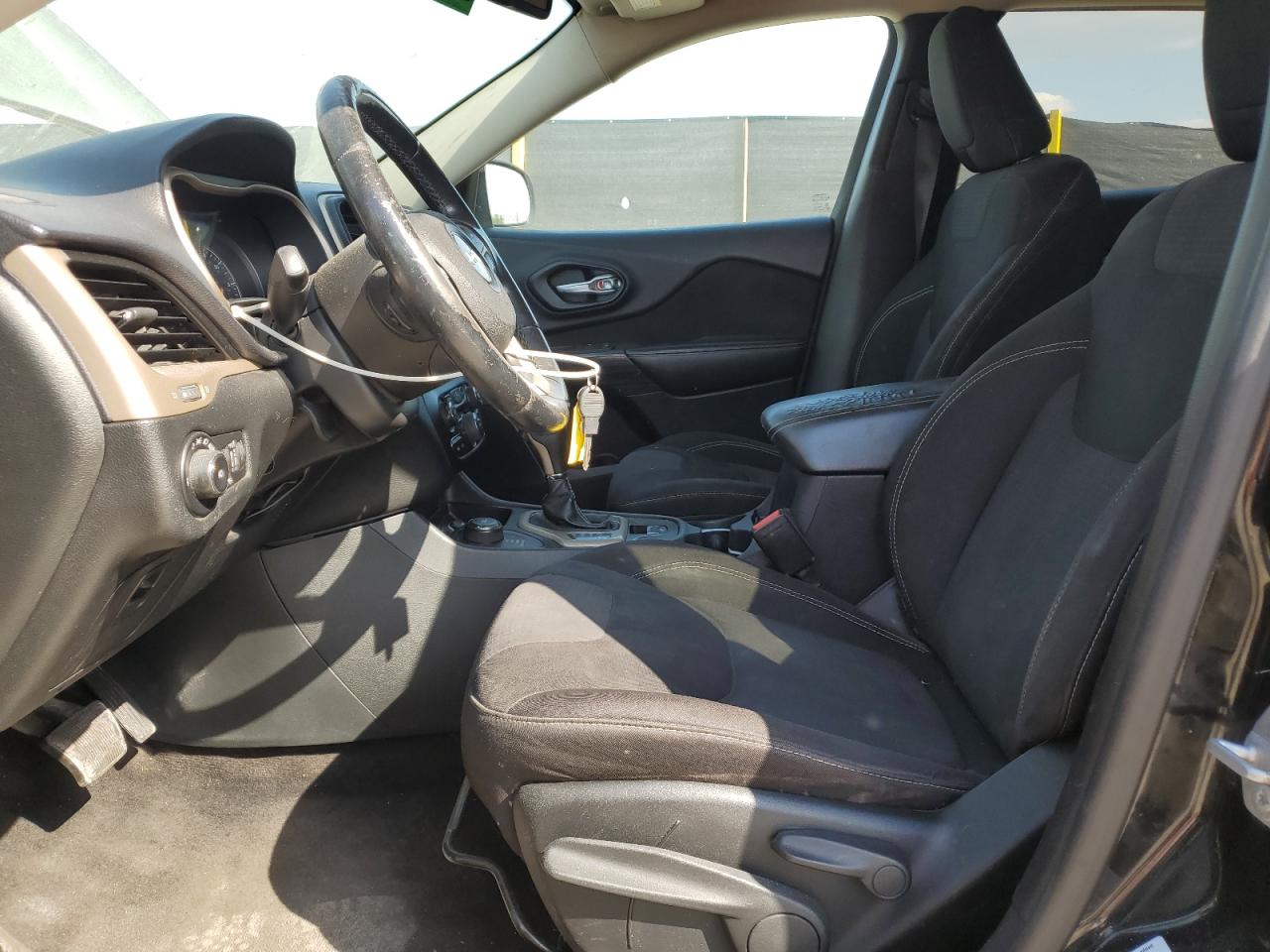 2015 Jeep Cherokee Latitude VIN: 1C4PJMCS3FW755570 Lot: 84264655