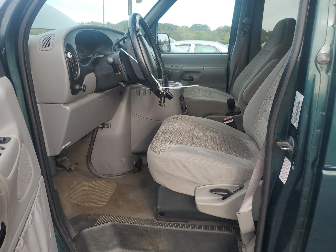 2000 Ford Econoline E150 Wagon VIN: 1FMRE11L3YHB60731 Lot: 84413255