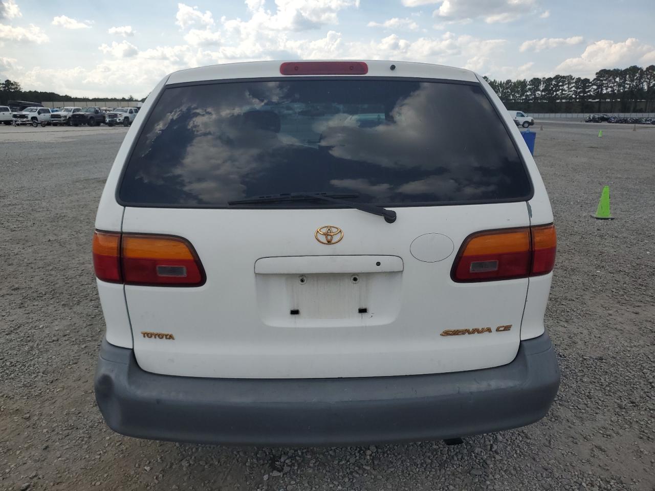 1999 Toyota Sienna Ce VIN: 4T3ZF19CXXU155962 Lot: 81711375