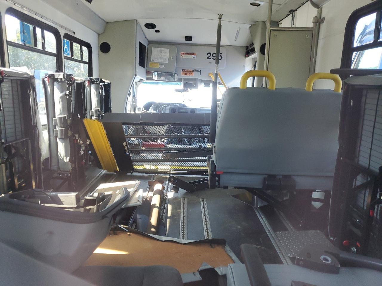 2019 Ford Econoline E450 Super Duty Cutaway Van VIN: 1FDFE4FS8KDC35894 Lot: 68476535