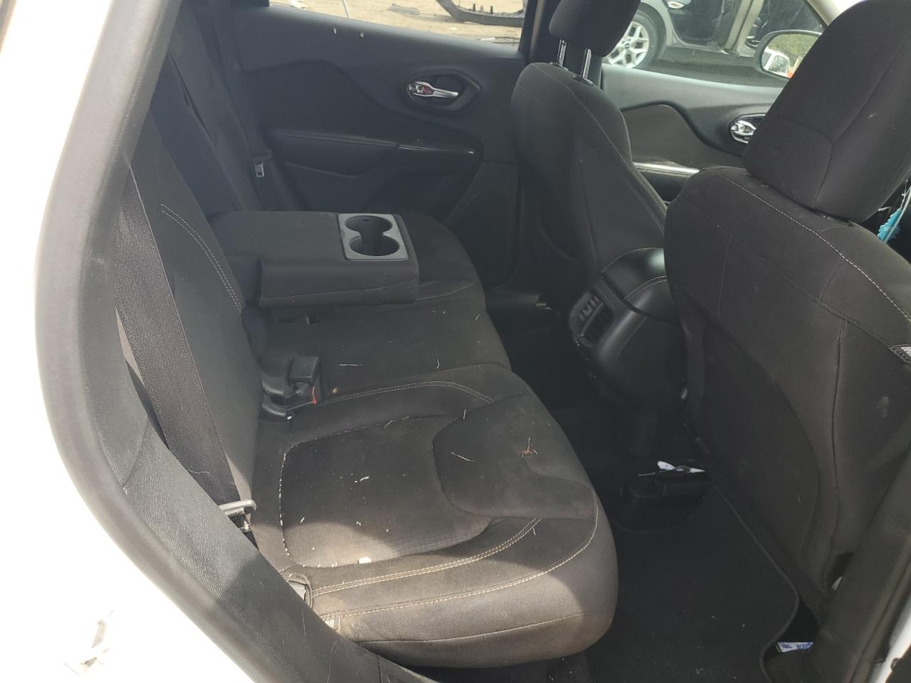 2016 Jeep Cherokee Latitude VIN: 1C4PJLCS5GW173322 Lot: 84405945