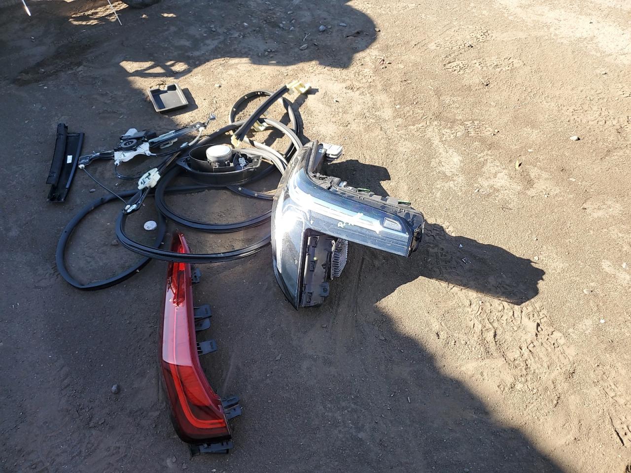 2022 Cadillac Xt4 Premium Luxury VIN: 1GYFZDR49NF105826 Lot: 80816215