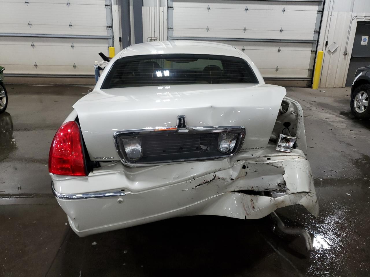 2004 Lincoln Town Car Executive VIN: 1LNHM81W14Y663377 Lot: 82128035