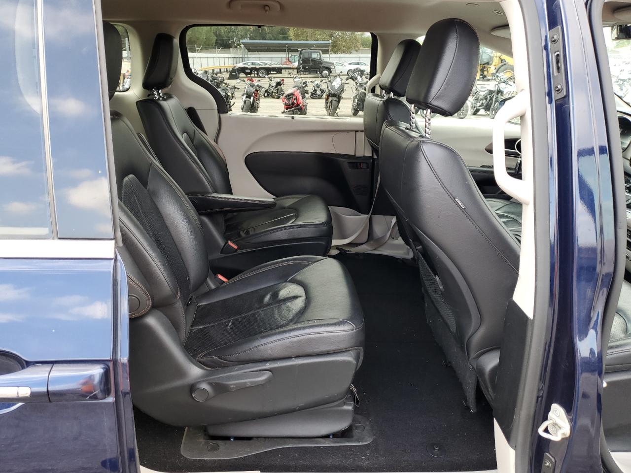 2018 Chrysler Pacifica Hybrid Touring L VIN: 2C4RC1L75JR248216 Lot: 80653765