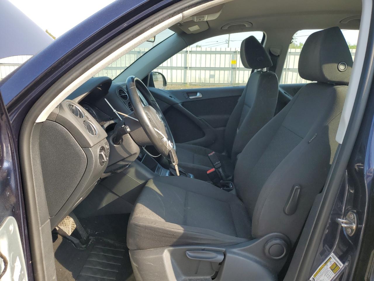 2015 Volkswagen Tiguan S VIN: WVGAV7AX3FW599813 Lot: 81633345