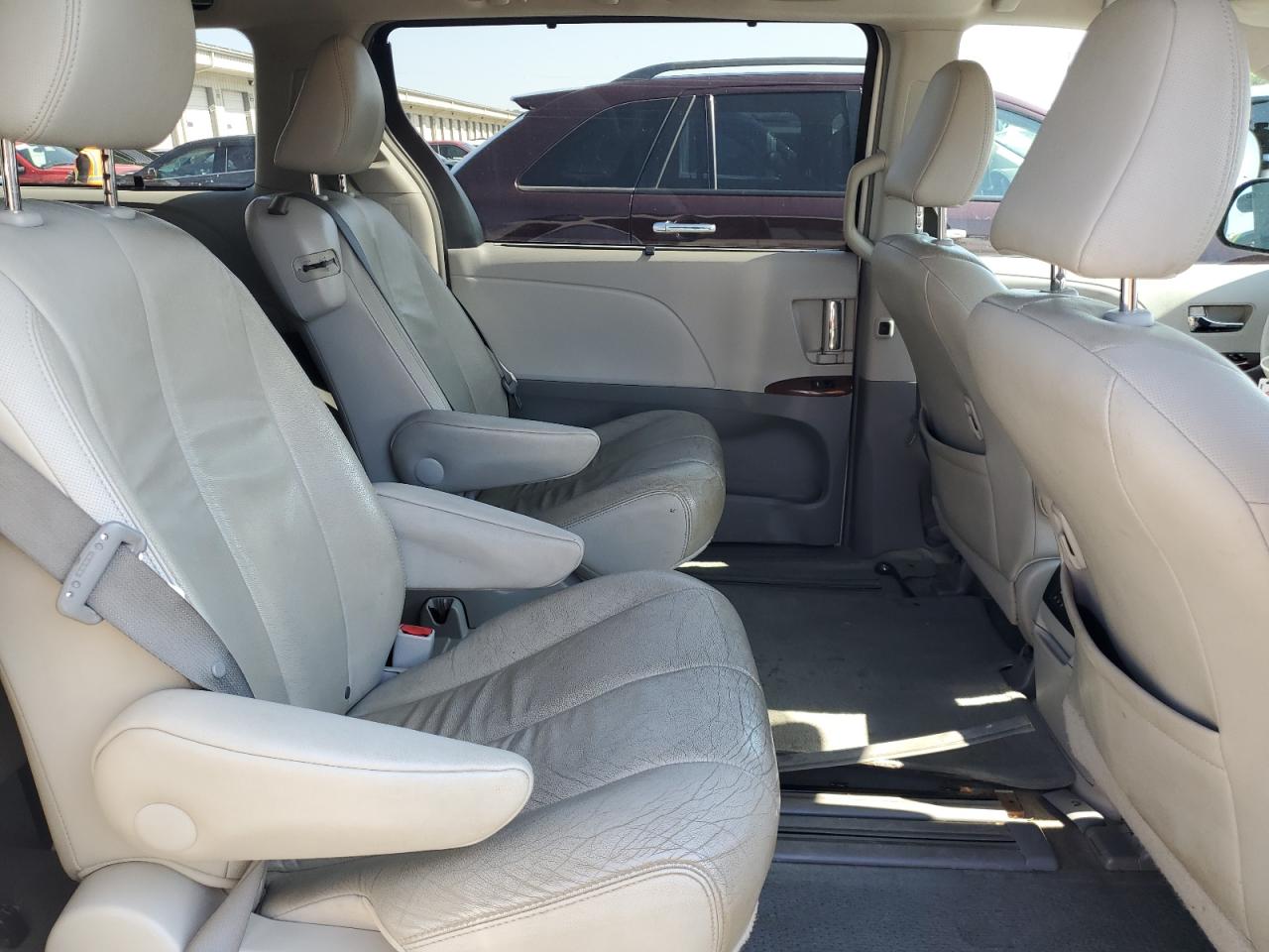 2014 Toyota Sienna Xle VIN: 5TDYK3DC9ES438989 Lot: 81882465