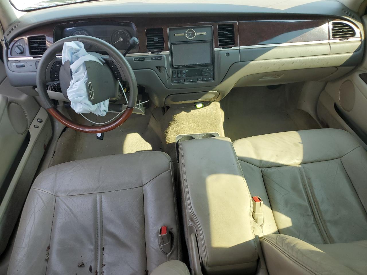 2008 Lincoln Town Car Signature Limited VIN: 2LNHM82WX8X658778 Lot: 81089305