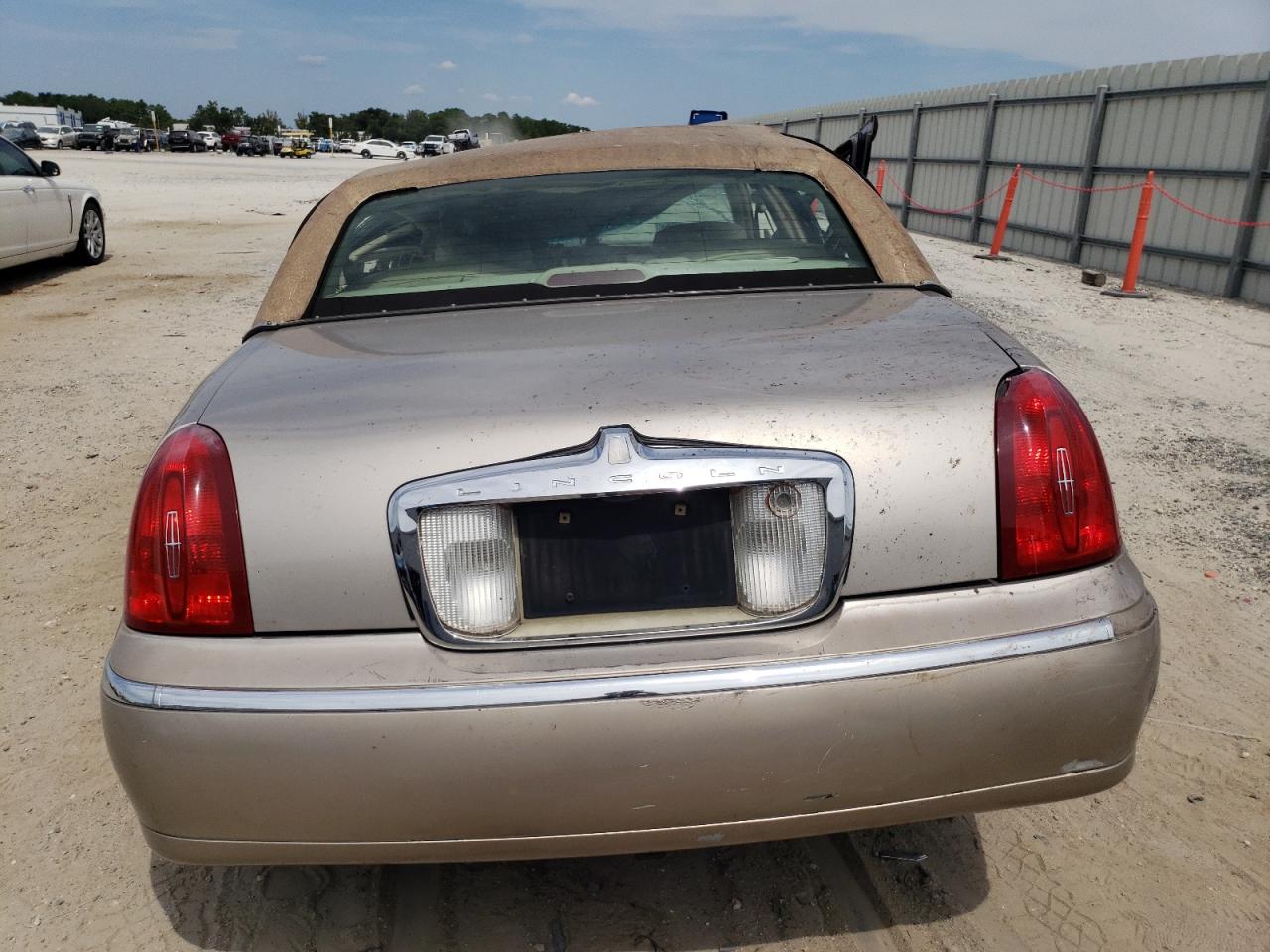 2002 Lincoln Town Car Signature VIN: 1LNHM82W32Y644485 Lot: 81091965