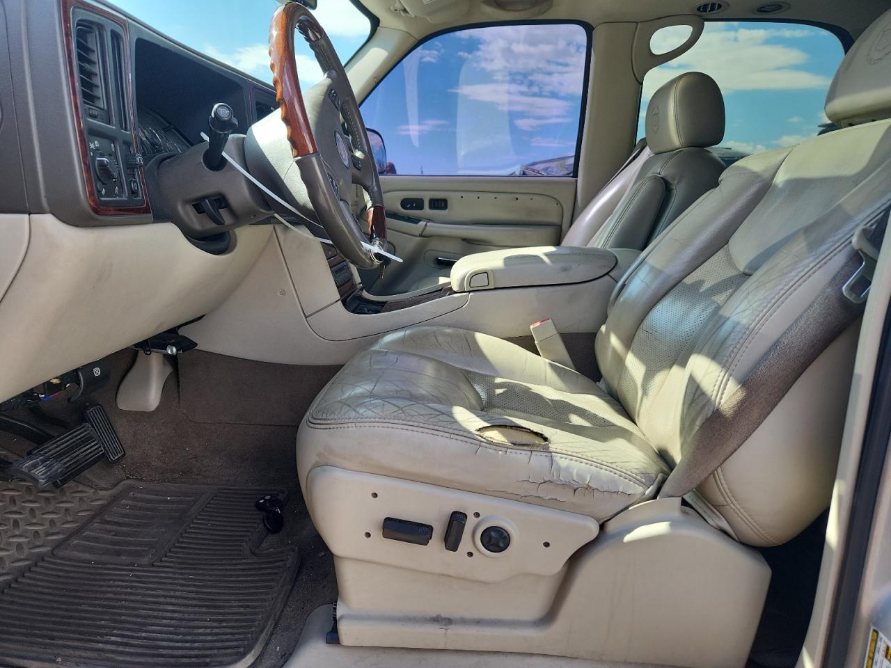 2005 Cadillac Escalade Luxury VIN: 1GYEK63N85R256815 Lot: 72035565