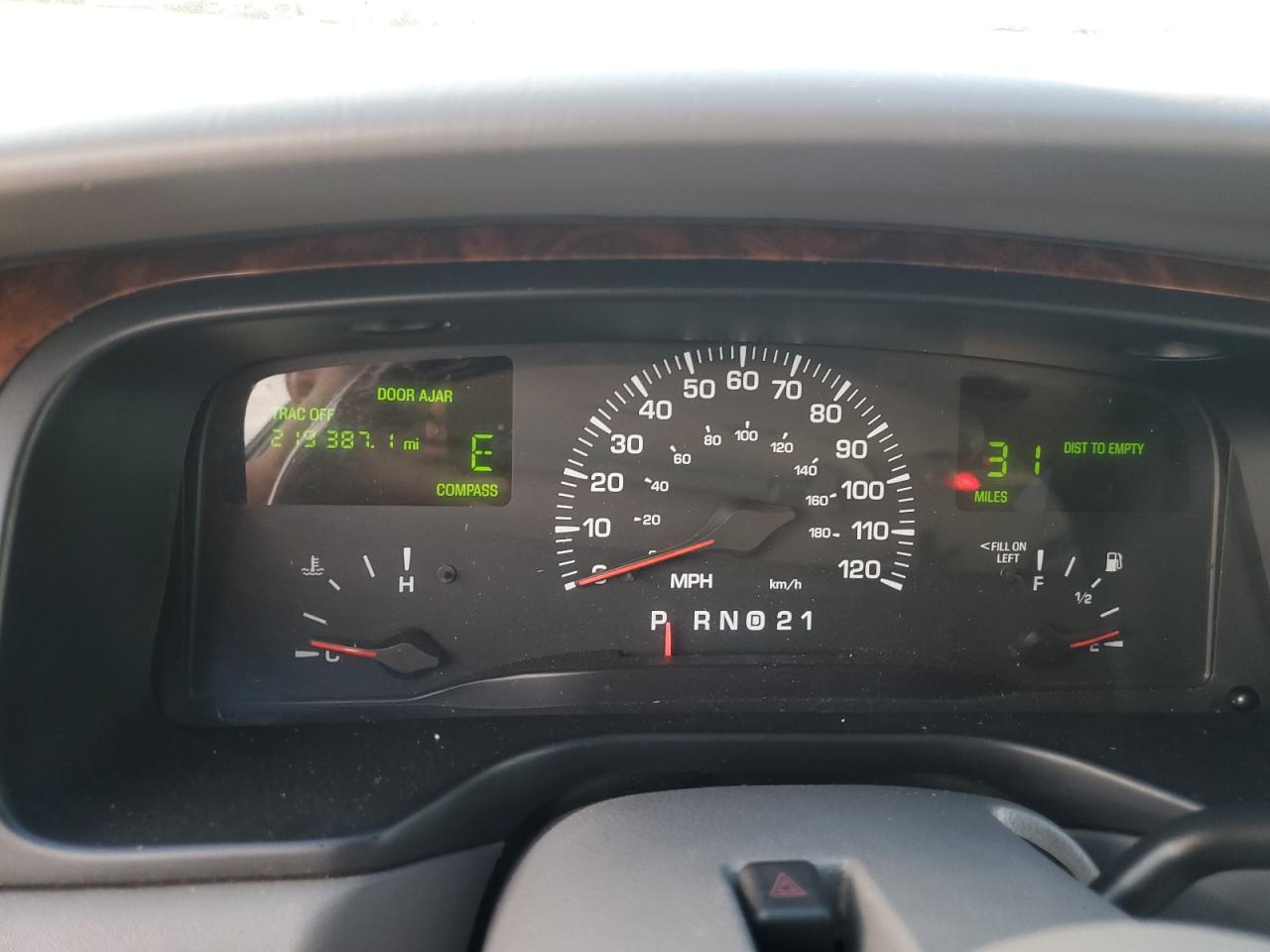 2002 Lincoln Town Car Cartier VIN: 1LNHM83W42Y645451 Lot: 81335435