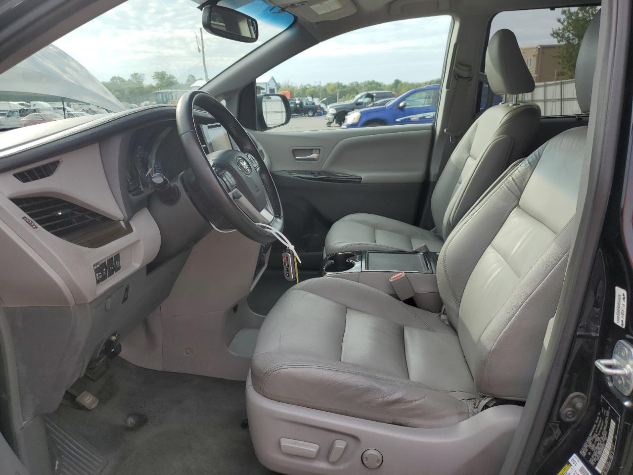 2017 Toyota Sienna Xle VIN: 5TDYZ3DC8HS830233 Lot: 84717775