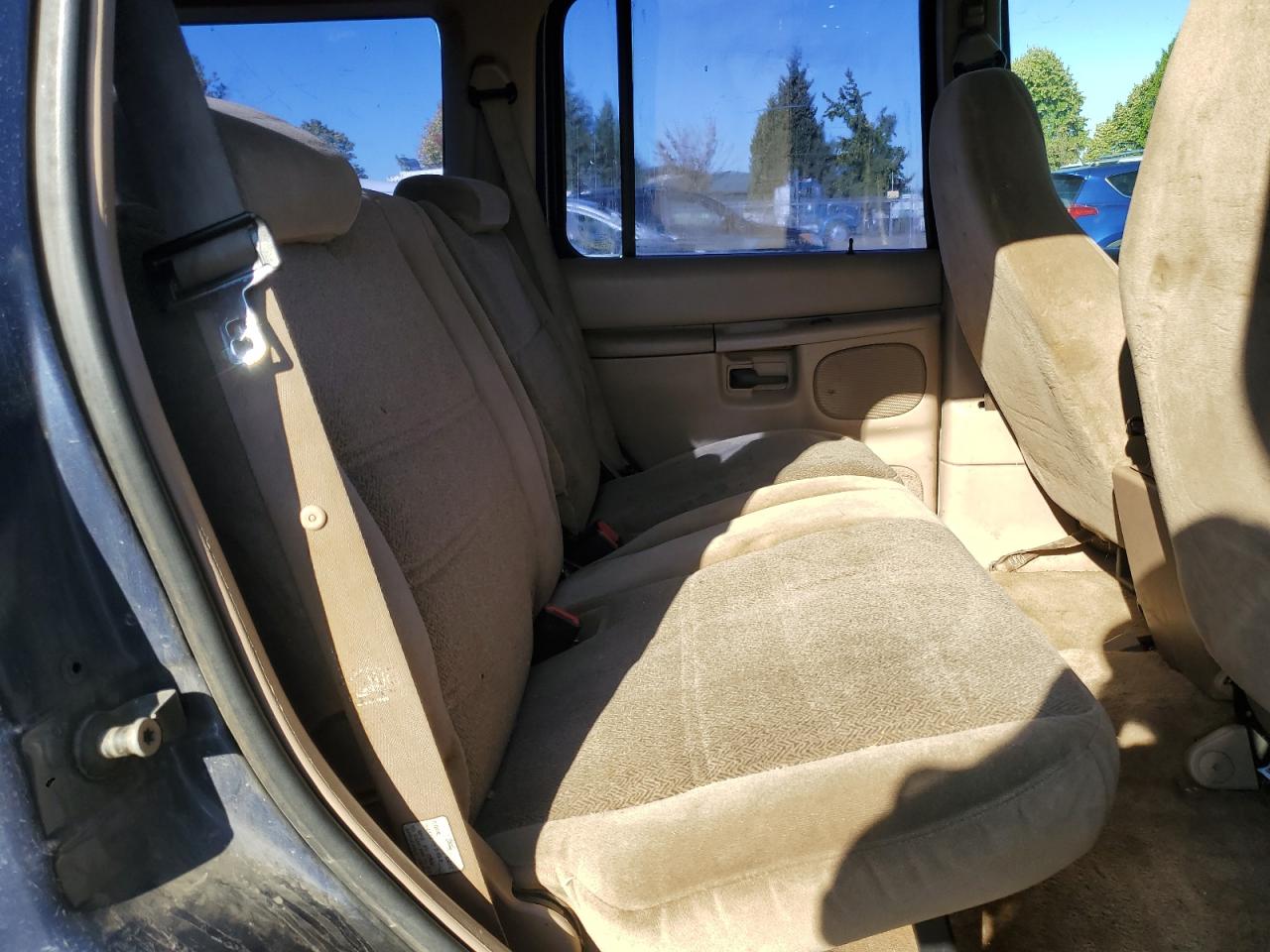 2000 Ford Explorer Xls VIN: 1FMZU72X6YZA15989 Lot: 81274445