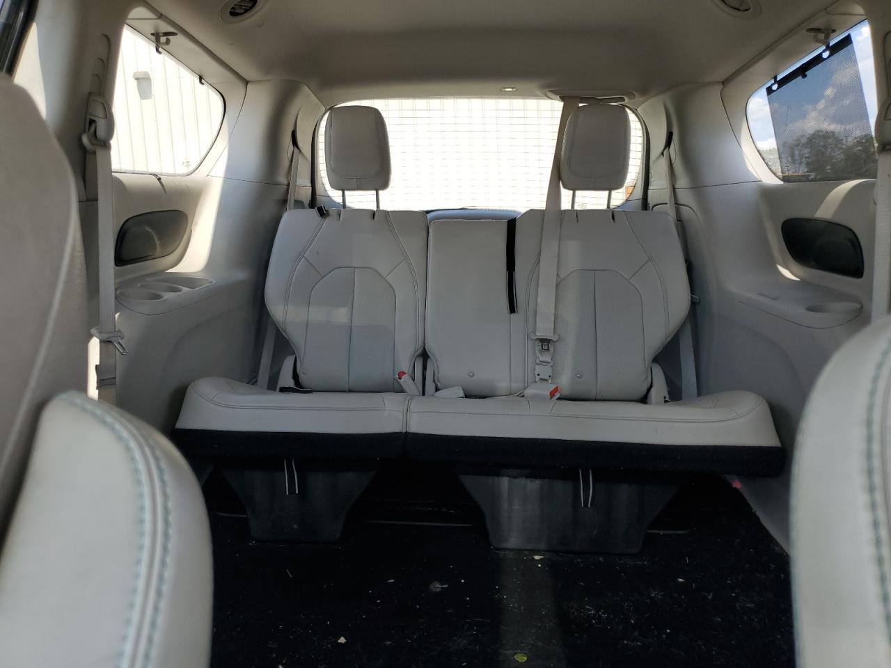 2018 Chrysler Pacifica Hybrid Touring L VIN: 2C4RC1L78JR333051 Lot: 81499145